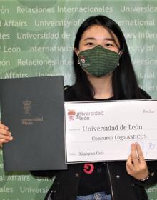 Imagen secundaria 2 - La estudiante de economía de la ULE, Xioyang Guo, recibe el premio de diseño del logo &#039;Amicus&#039;