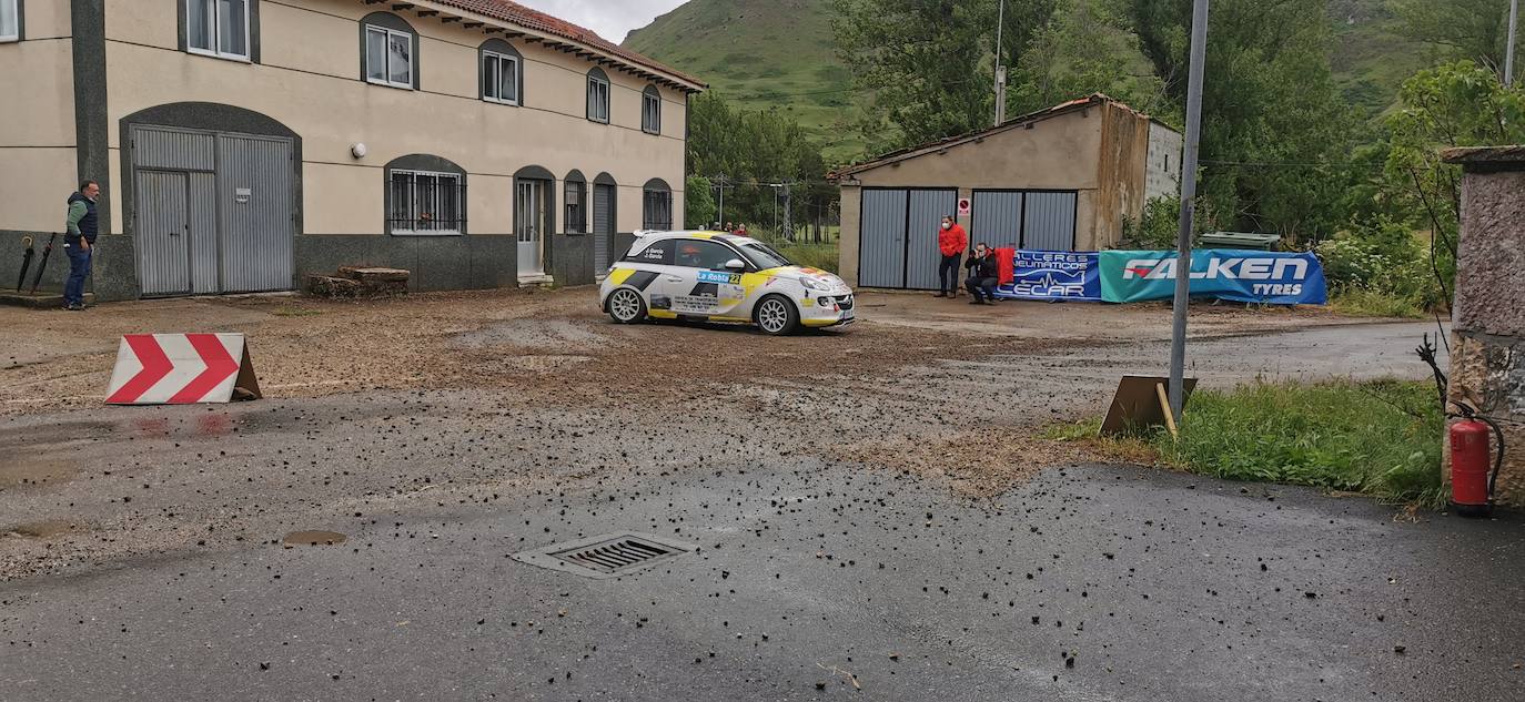 Las carreteras y curvas de la montaña central leonesa se convierten este sábado en el circuito del XXIII Rallye de León con etapas que recorren desde los tramos de la mina en la zona de Gordón hasta los valles de Arbás y Omaña