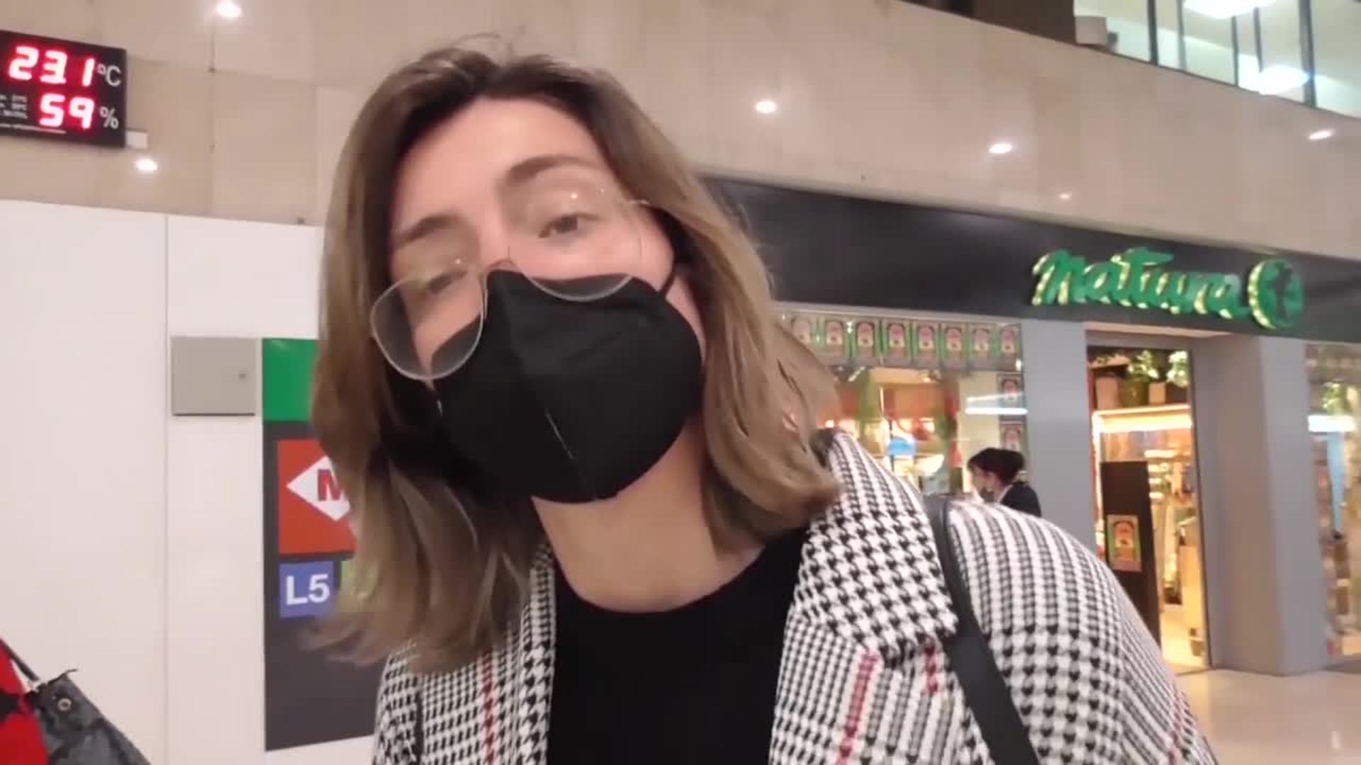 Sandra Barneda en una estación madrileña.