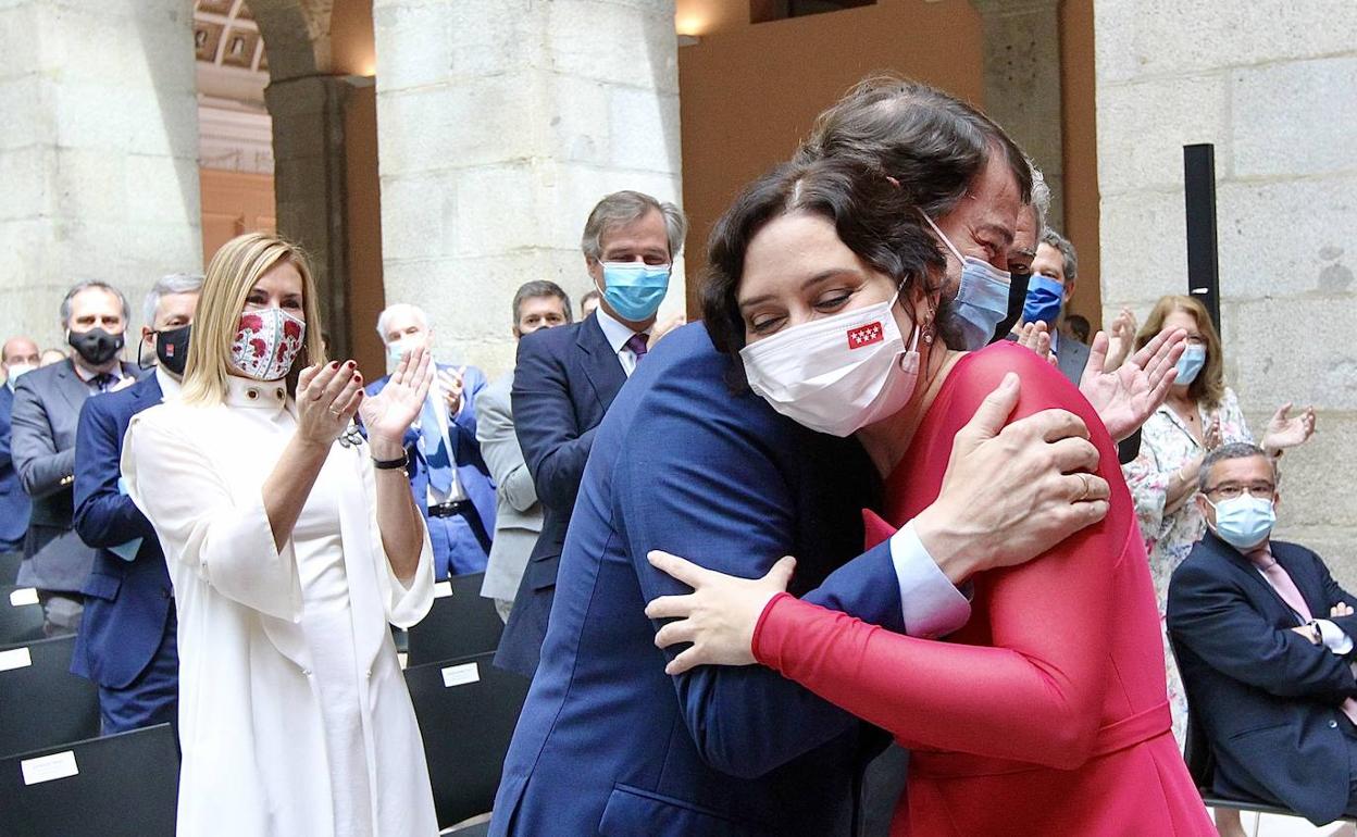 Mañueco se abraza con Ayuso durante la toma de posesión.