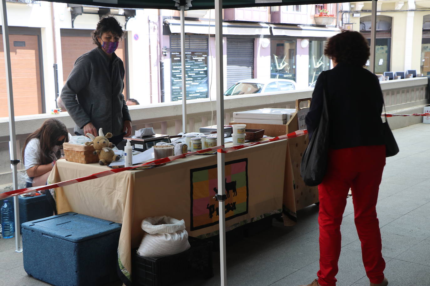 León invita en el Mercado del Conde Luna a adentrarse en este mundo.