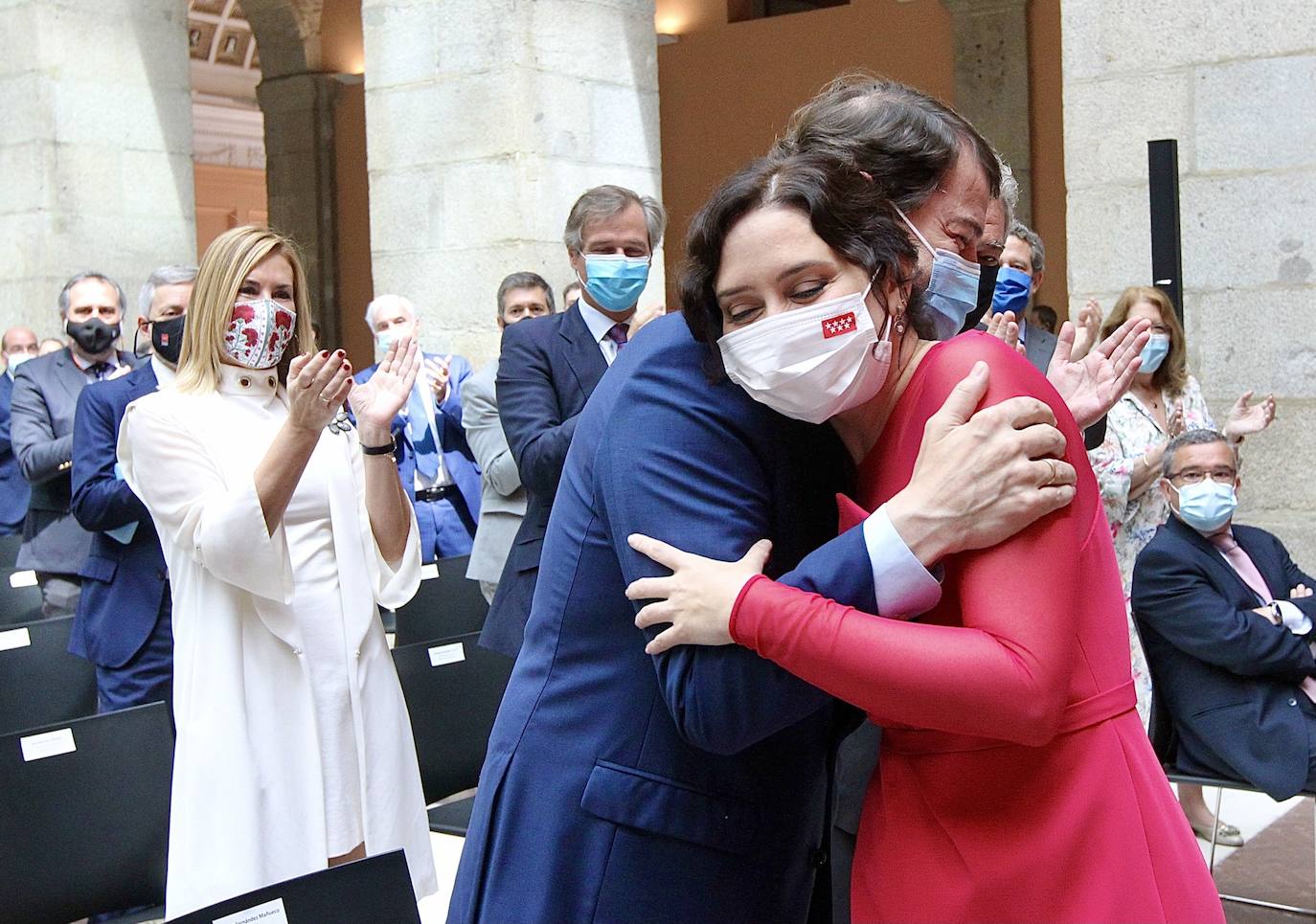 El presidente de la Junta de Castilla y León, Alfonso Fernández Mañueco, asiste a la toma de posesión de la presidenta de la Comunidad de Madrid, Isabel Díaz Ayuso..