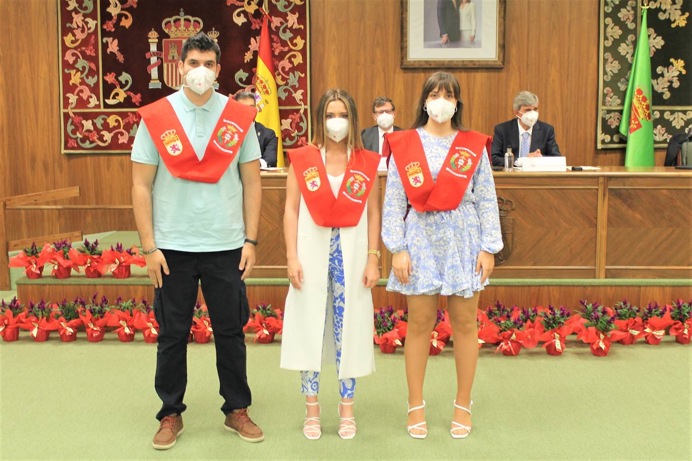 Varios alumnos de la Facultad de Derecho con sus Bandas.