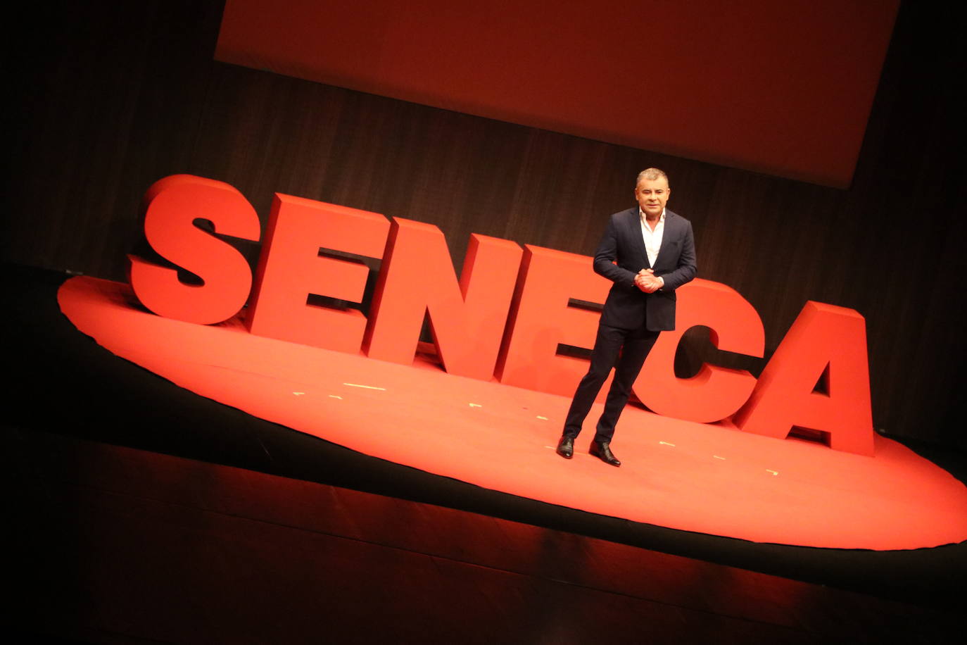 El reconocido presentador ha puesto este domingo sobre las tablas del Auditorio la obra 'Desmontando a Séneca', en la que ha reflexionado sobre las grandes incógnitas que el ser humano nunca sabe contestar