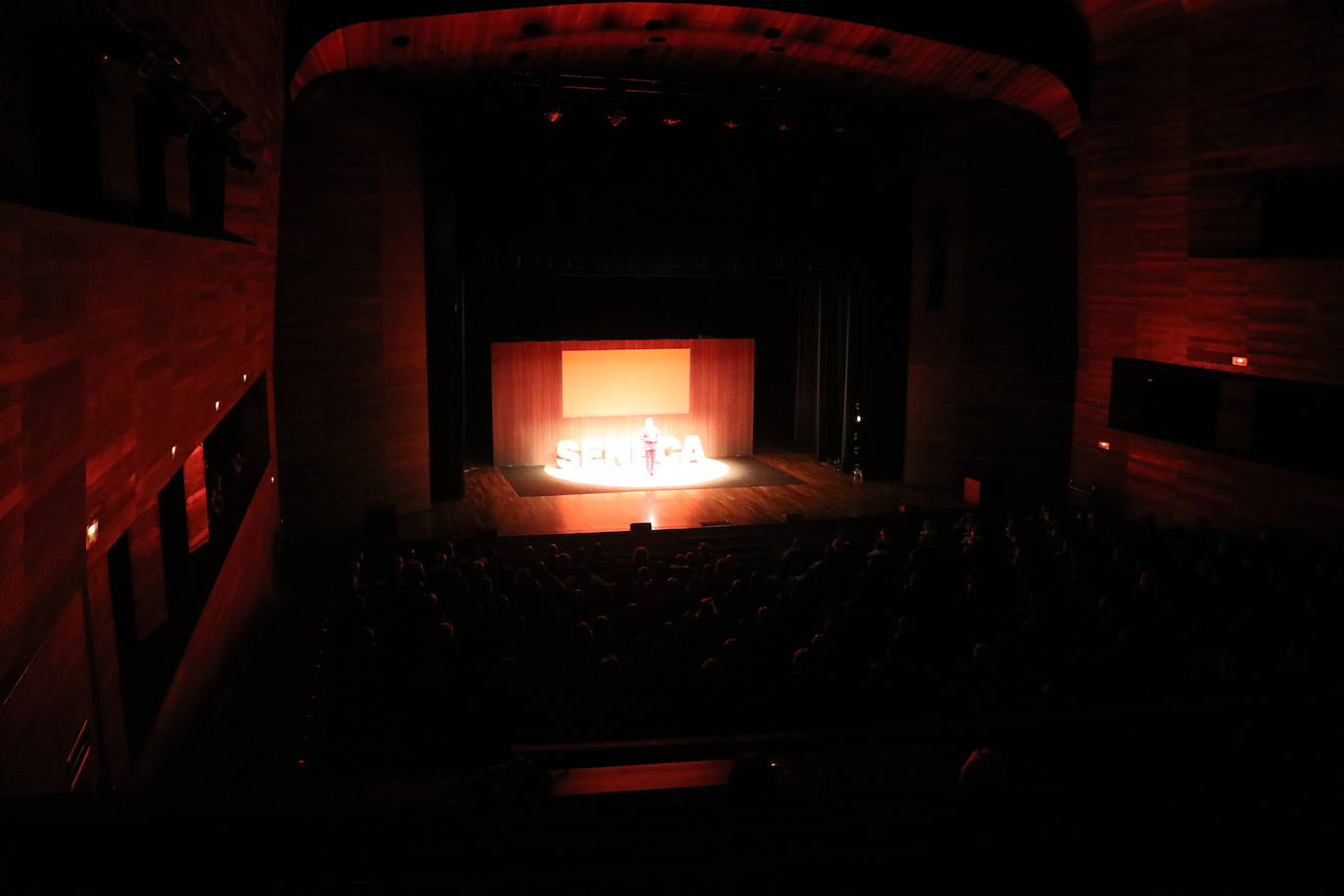 El reconocido presentador ha puesto este domingo sobre las tablas del Auditorio la obra 'Desmontando a Séneca', en la que ha reflexionado sobre las grandes incógnitas que el ser humano nunca sabe contestar