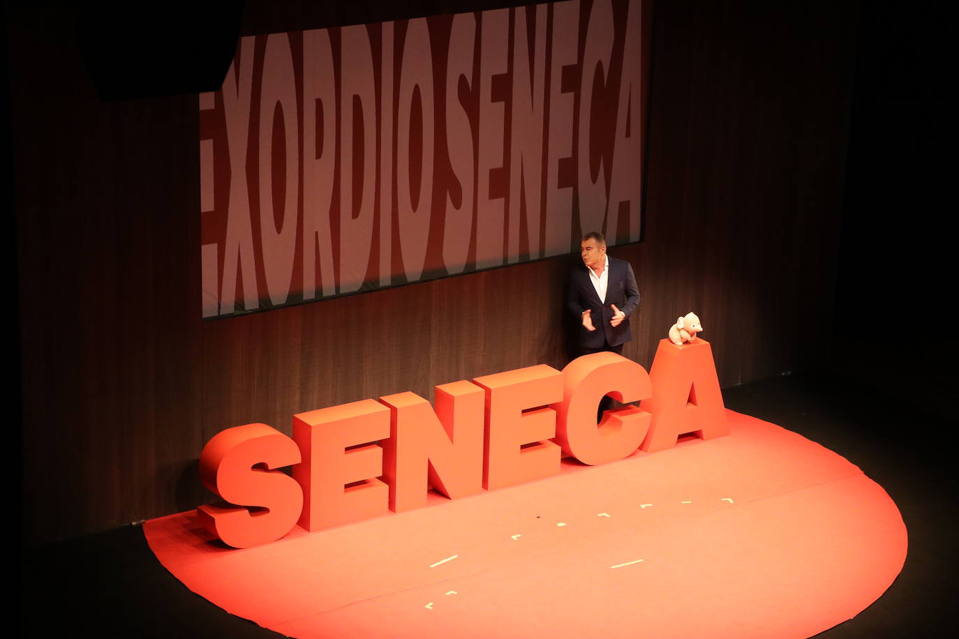 El reconocido presentador ha puesto este domingo sobre las tablas del Auditorio la obra 'Desmontando a Séneca', en la que ha reflexionado sobre las grandes incógnitas que el ser humano nunca sabe contestar