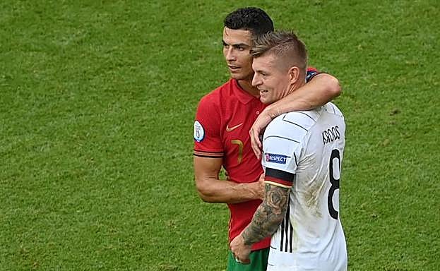 Cristiano felicita a su excompañero Toni Kroos al final del encuentro.