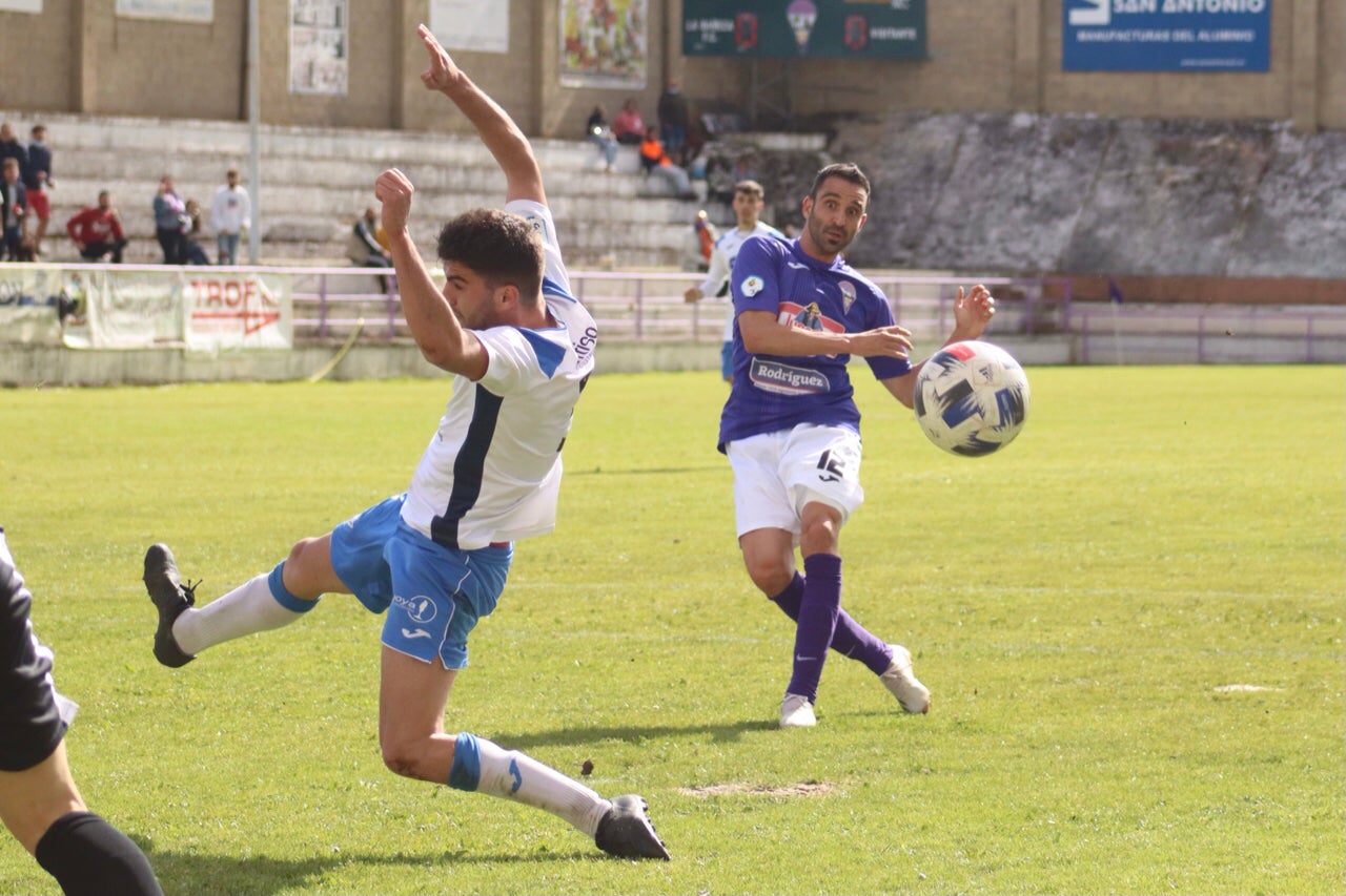 El conjunto morado desciente de la Tercera División tras perder ante el Almazán.