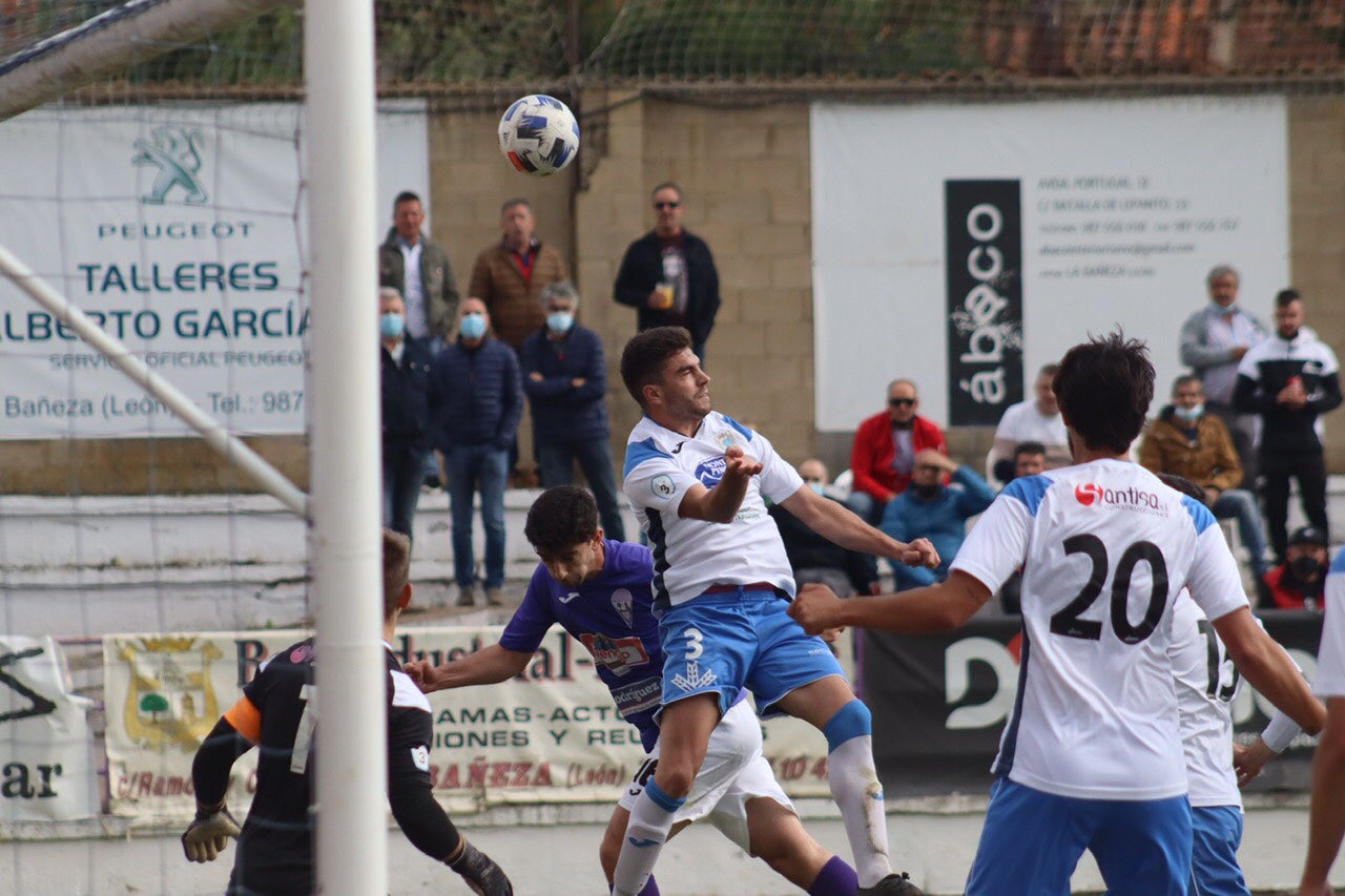 El conjunto morado desciente de la Tercera División tras perder ante el Almazán.