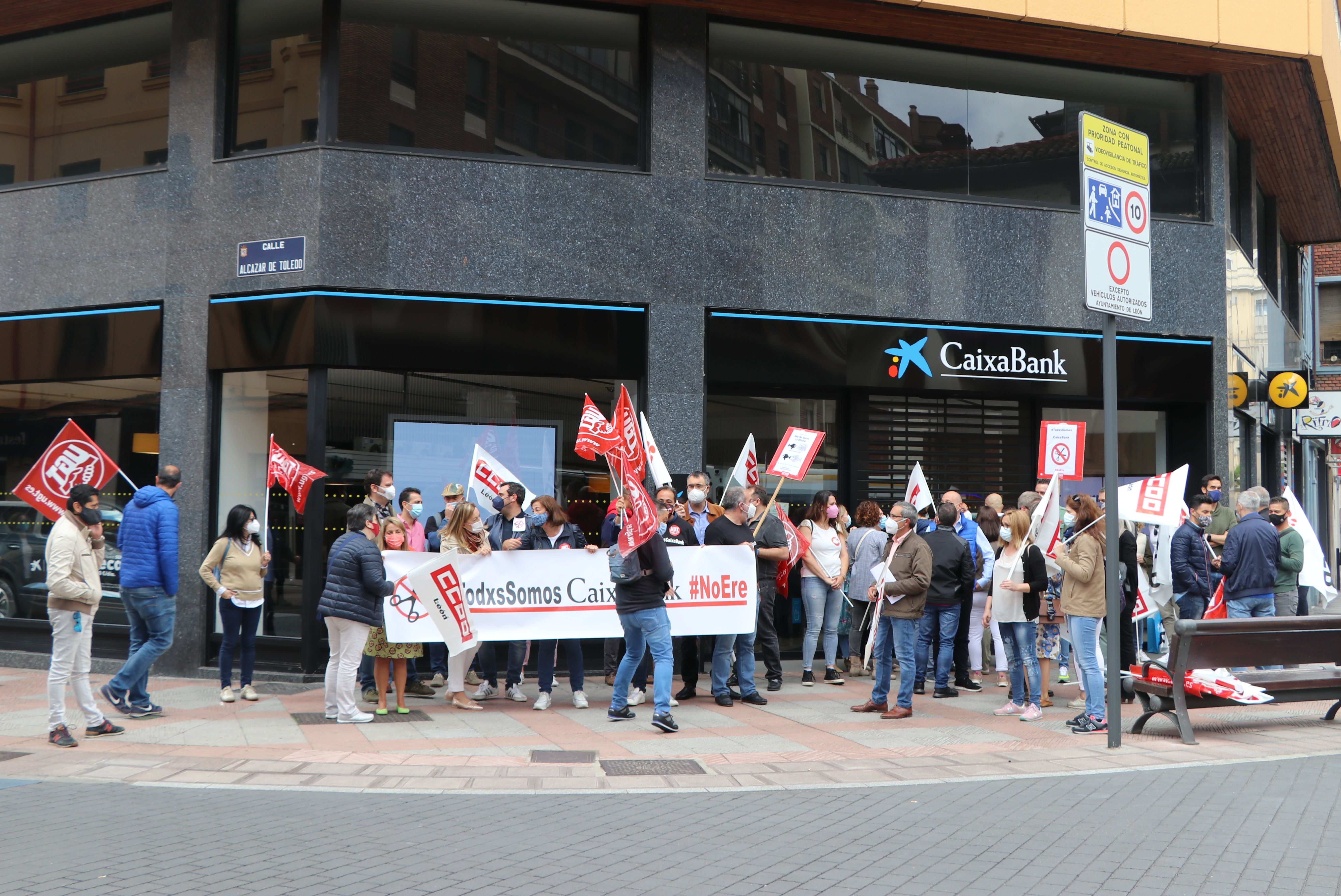 La plantilla de la entidad bancaria en León se concentra en protesta por las condiciones del ERE planteado por la dirección