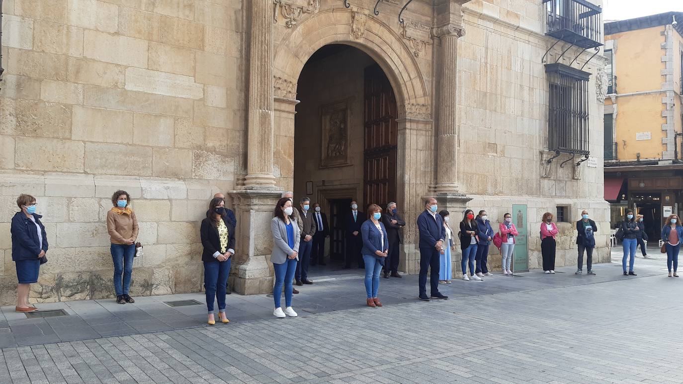 Fotos: Un minuto de silencio contra la violencia machista