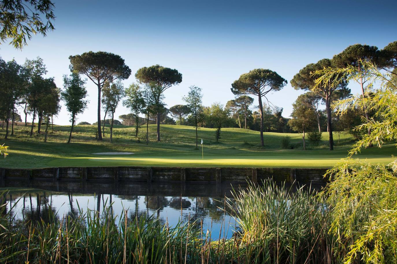 Golf PGA Catalunya Resort. Está situado cerca de Girona y muchos golfistas consideran que hay que emplearse a fondo para jugar.