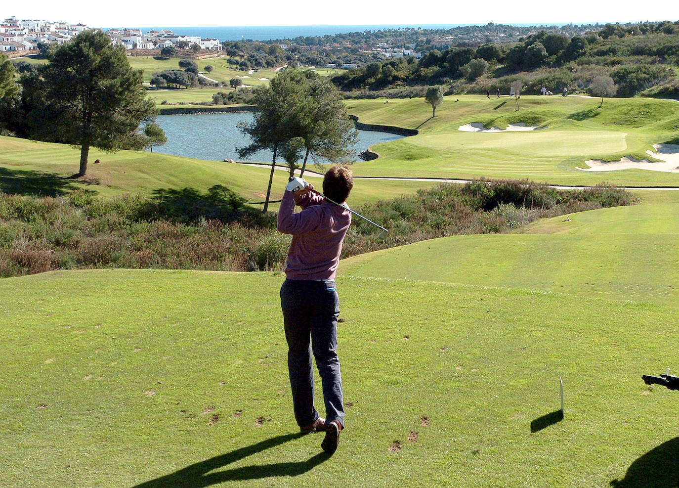 Club de golf La Reserva. Está en Sotogrande, Cádiz. Está construido en una ladera con vistas. Fue diseñado en 2003 por el arquitecto y diseñador Cabell B. Robinson.