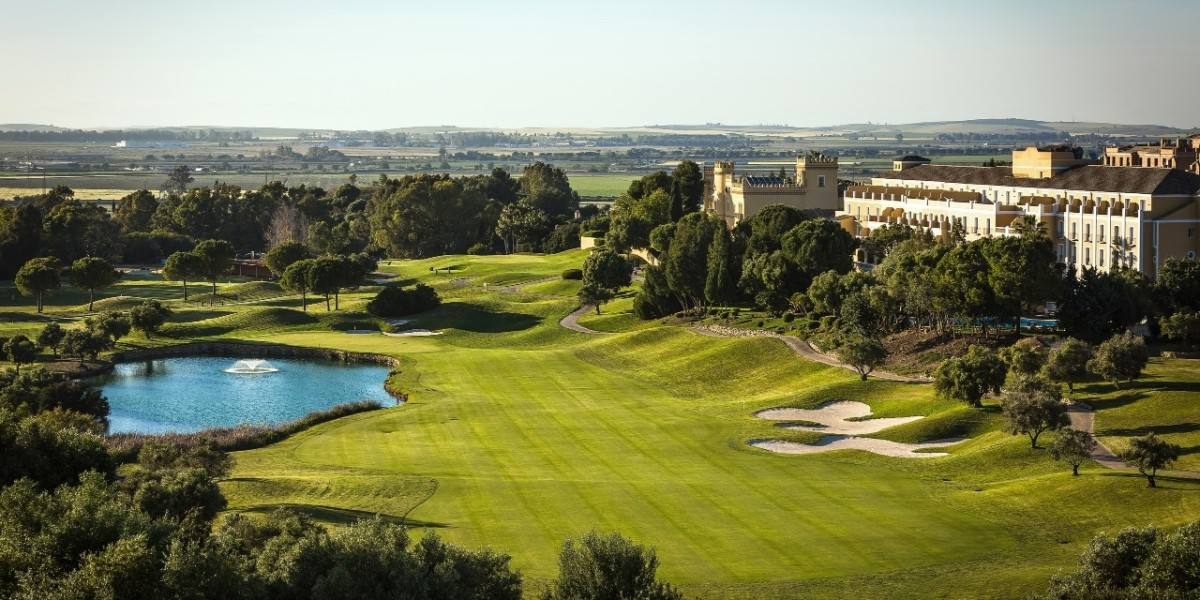 Club de golf Montecastillo. Está en Jerez de la Frontera y ha sido cinco veces sede de los Volvo Masters. Fue diseñado por Jack Nicklaus. También es perfecto para hacer turismo enológico.