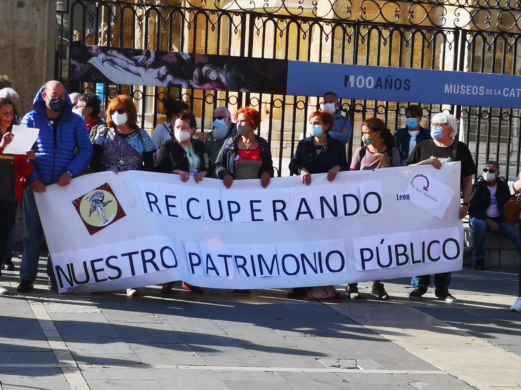 Cerca de 50 personas se concentran frente a la Catedral de León en contra de las «matriculaciones inconstitucionales» de inmuebles por parte de la Iglesia Católica.