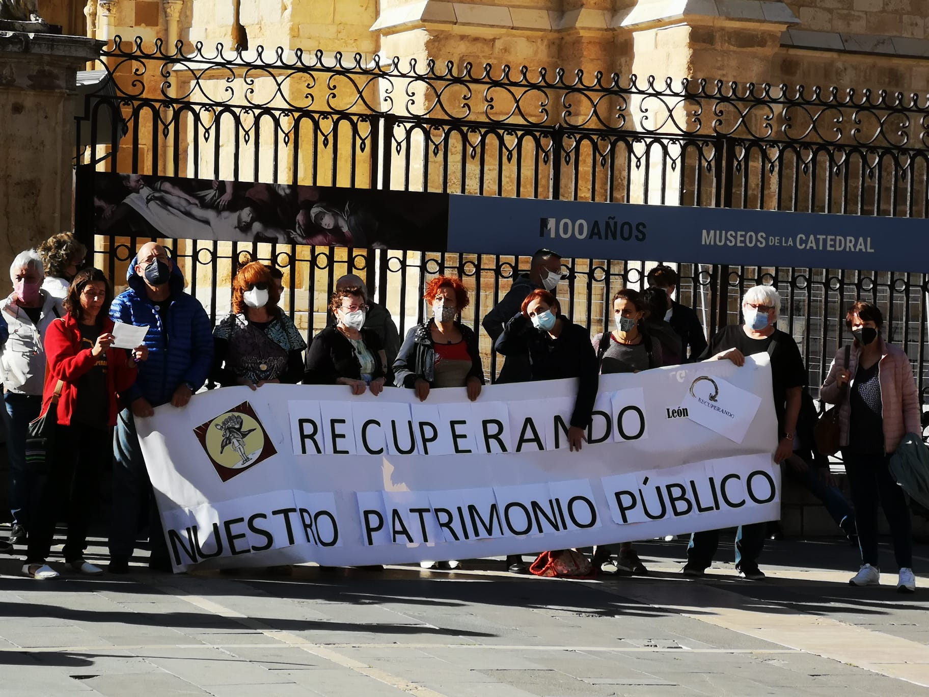 Cerca de 50 personas se concentran frente a la Catedral de León en contra de las «matriculaciones inconstitucionales» de inmuebles por parte de la Iglesia Católica.