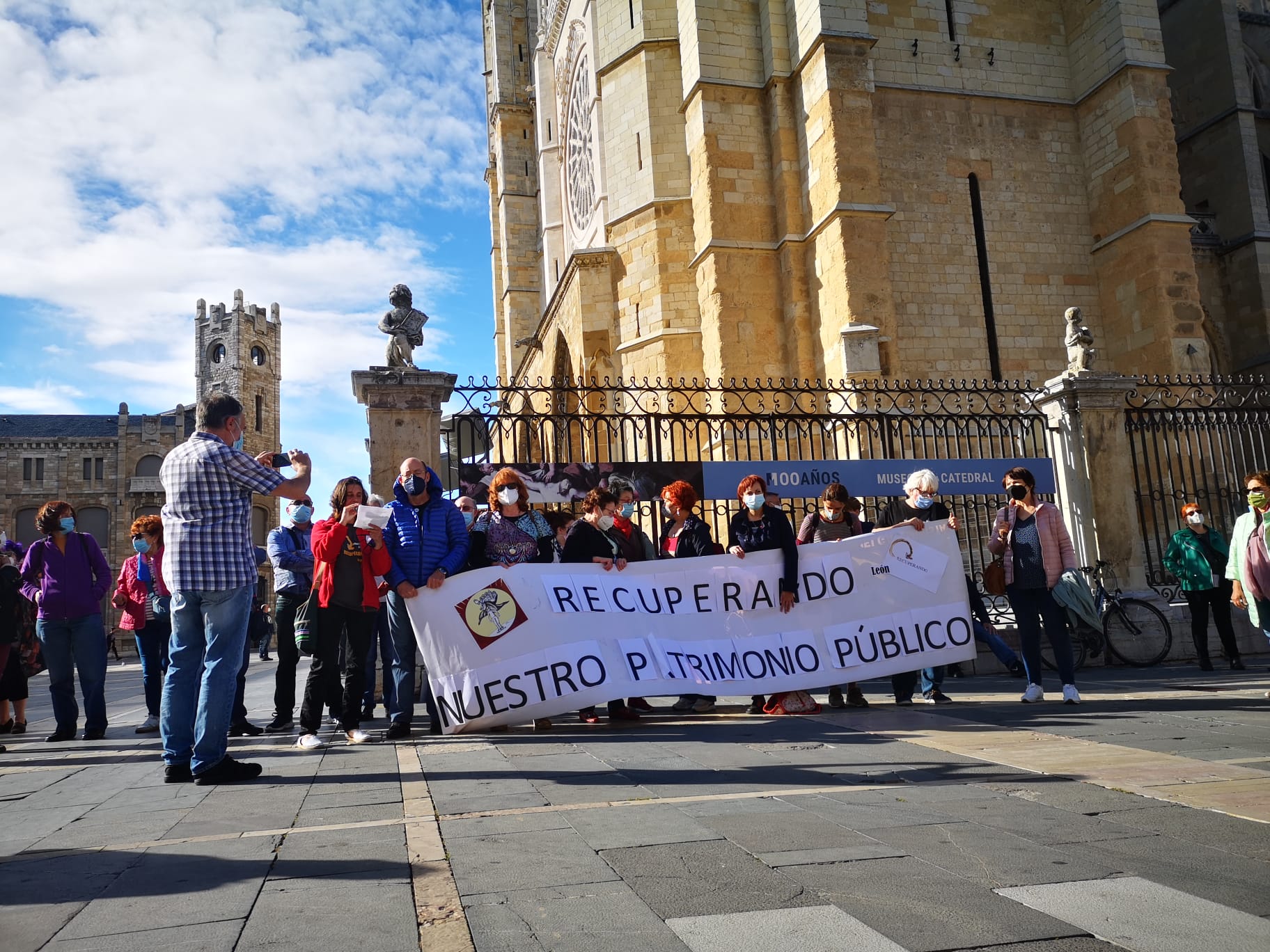 Cerca de 50 personas se concentran frente a la Catedral de León en contra de las «matriculaciones inconstitucionales» de inmuebles por parte de la Iglesia Católica.