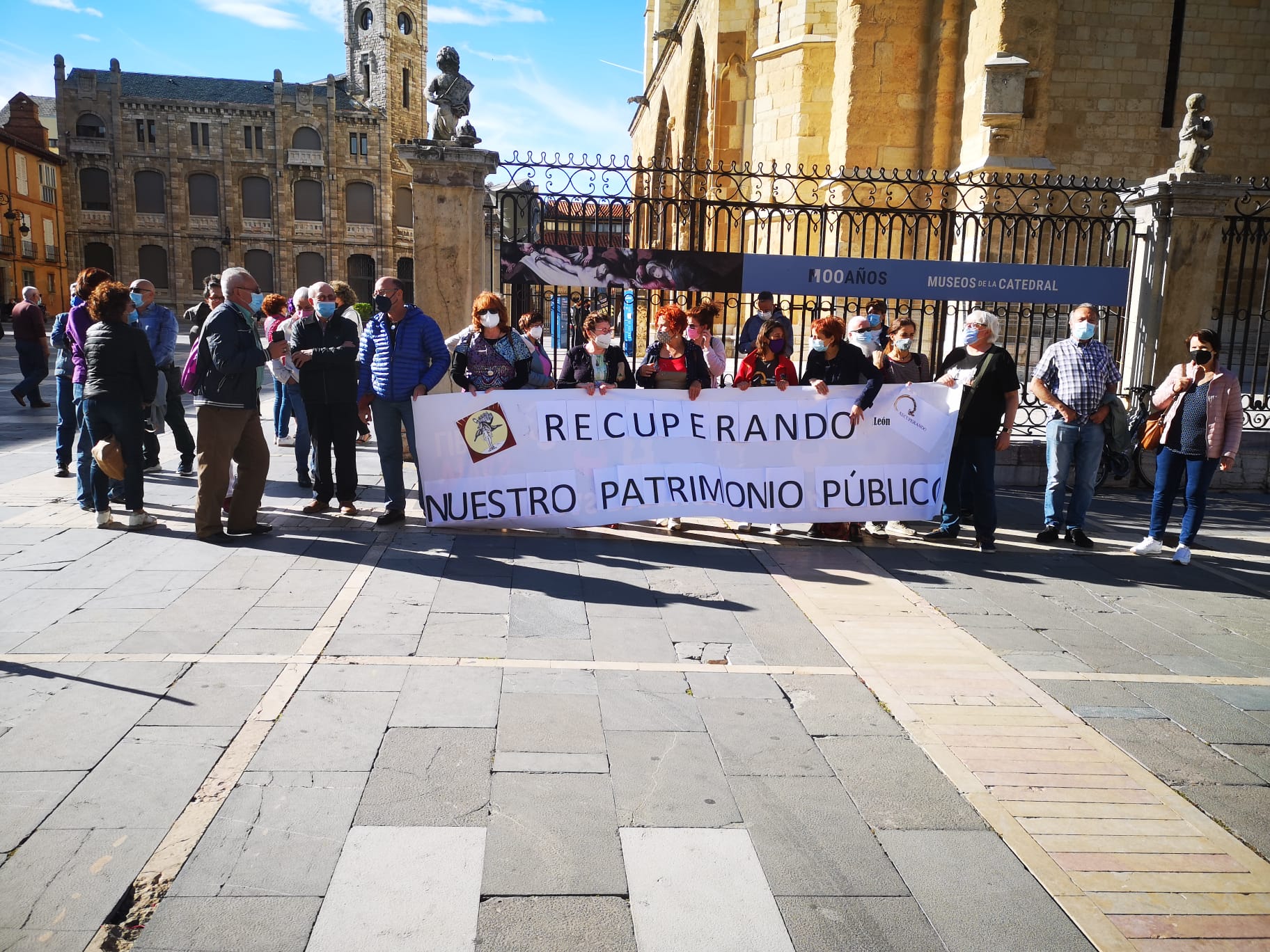 Cerca de 50 personas se concentran frente a la Catedral de León en contra de las «matriculaciones inconstitucionales» de inmuebles por parte de la Iglesia Católica.