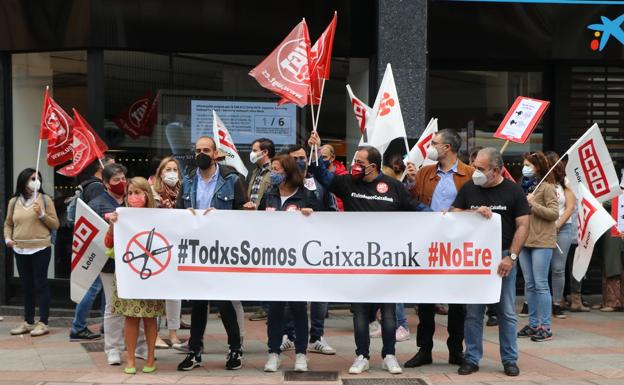 Galería. Protesta de los empleados de CaixaBank en León.