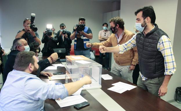 Javier Santiago Vélez y David Fernández saludan a los componentes de la mesa electoral. 