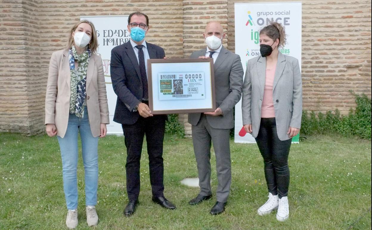 Foto de familia a la conclusión del acto de presentación.