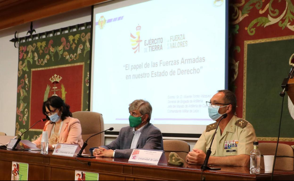 Charla del general del Maca en la Universidad de León.