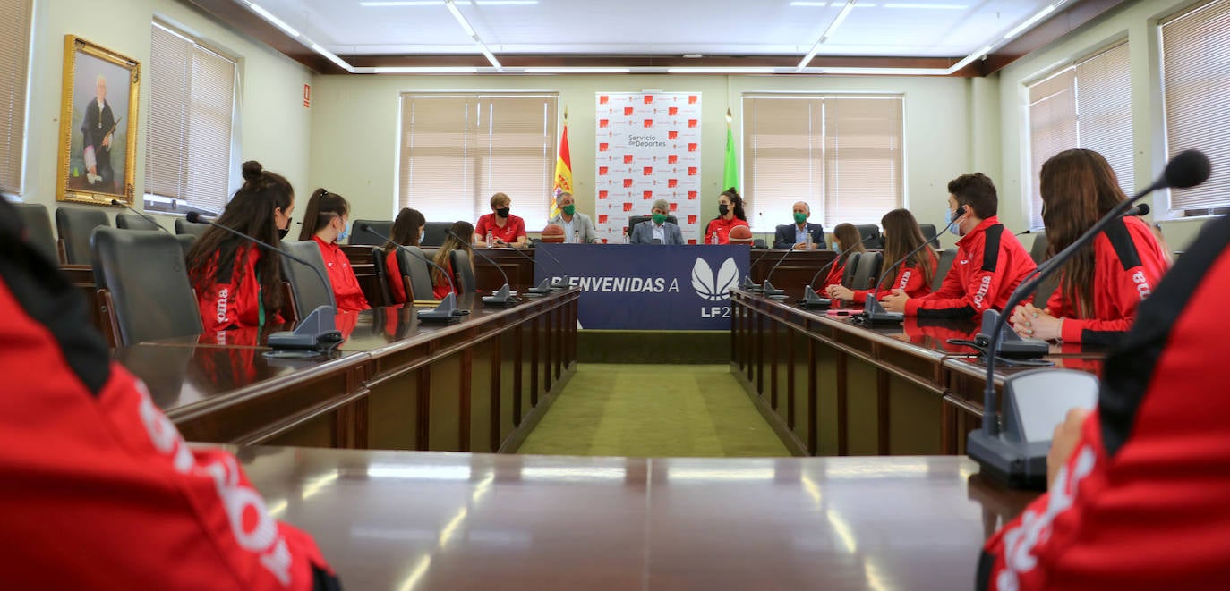 La plantilla fue recibida por la Universidad de León, entre elogios del rector Juan Francisco Marín.