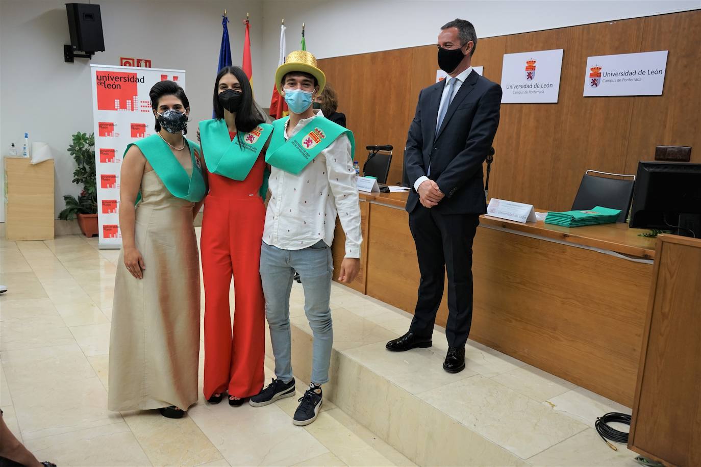 Los 48 integrantes de la promoción 2017-2021 recogió sus becas en un acto solemne que se celebró el pasado lunes bajo la presidencia de la vicerrectora Pilar Marqués.