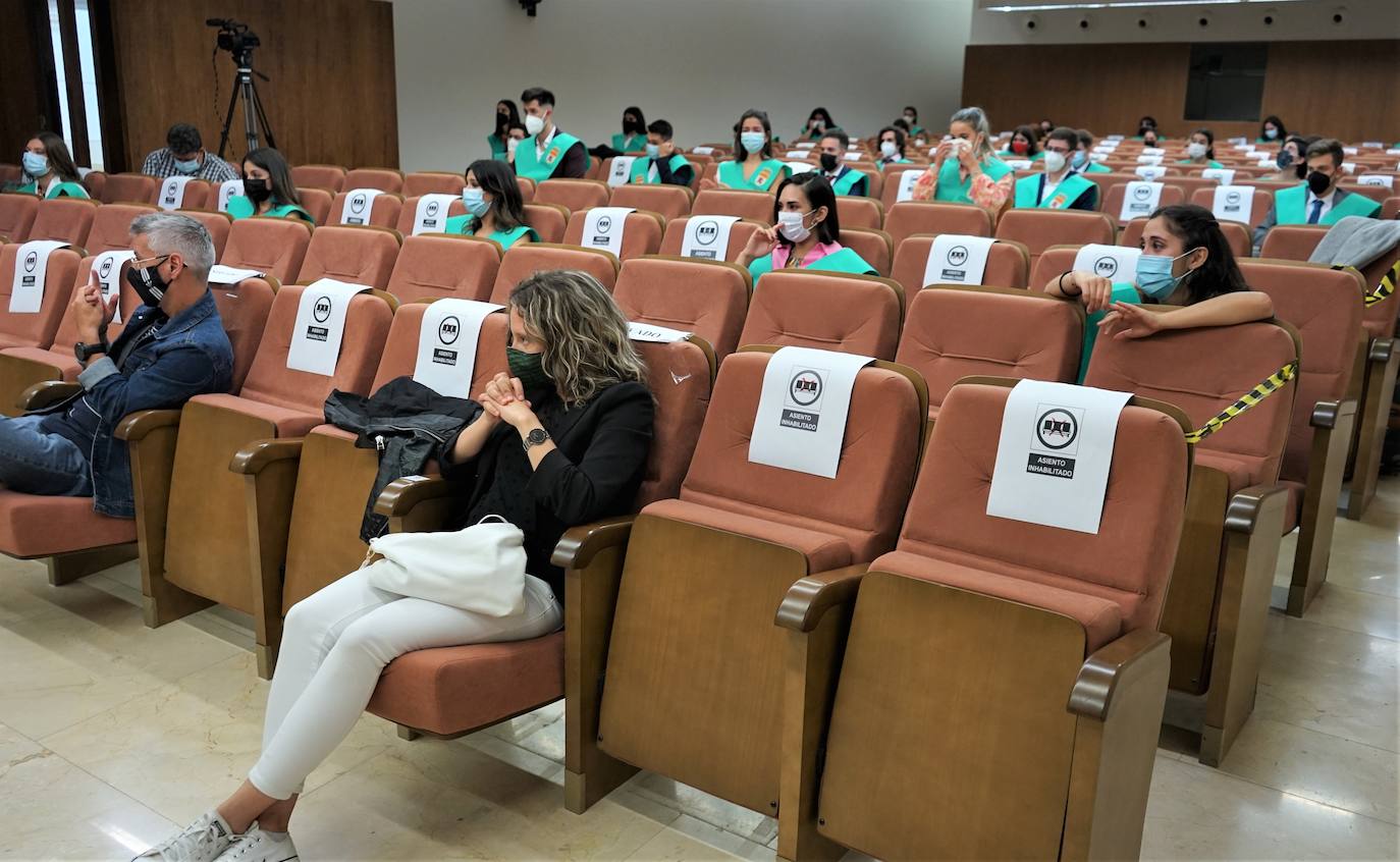 Los 48 integrantes de la promoción 2017-2021 recogió sus becas en un acto solemne que se celebró el pasado lunes bajo la presidencia de la vicerrectora Pilar Marqués.