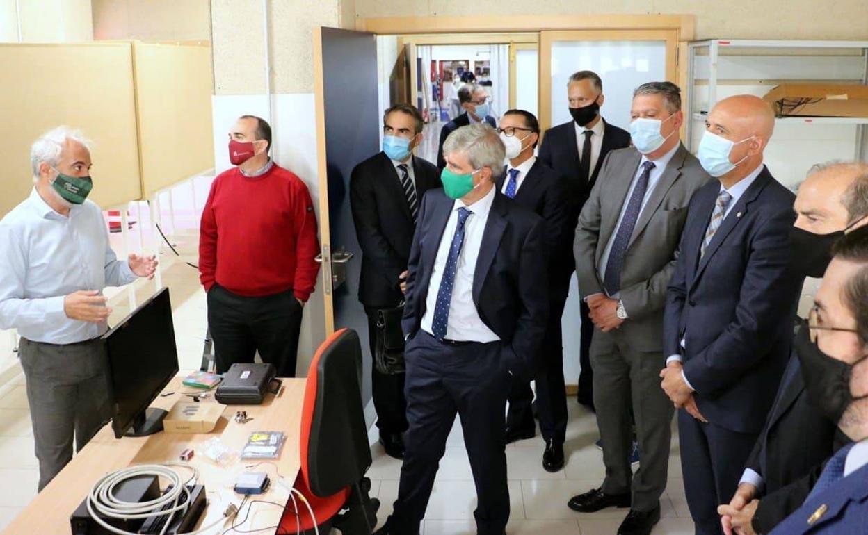 Encuentro a tres para estudiar las posibles vías de colaboración en el sector aeroespacial.