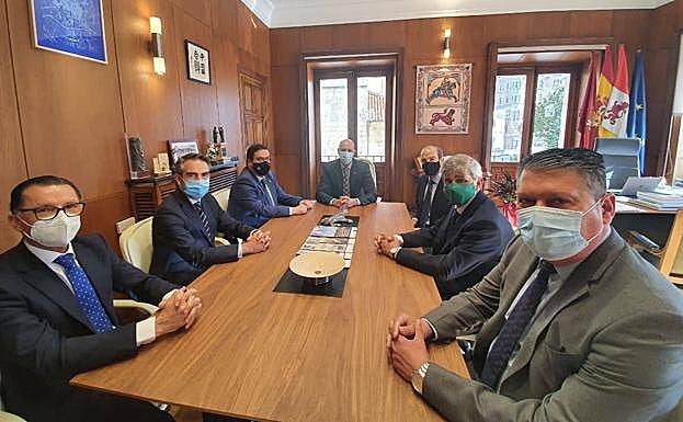 Imagen principal - Reunión a tres partes para estudiar vías de colaboración.