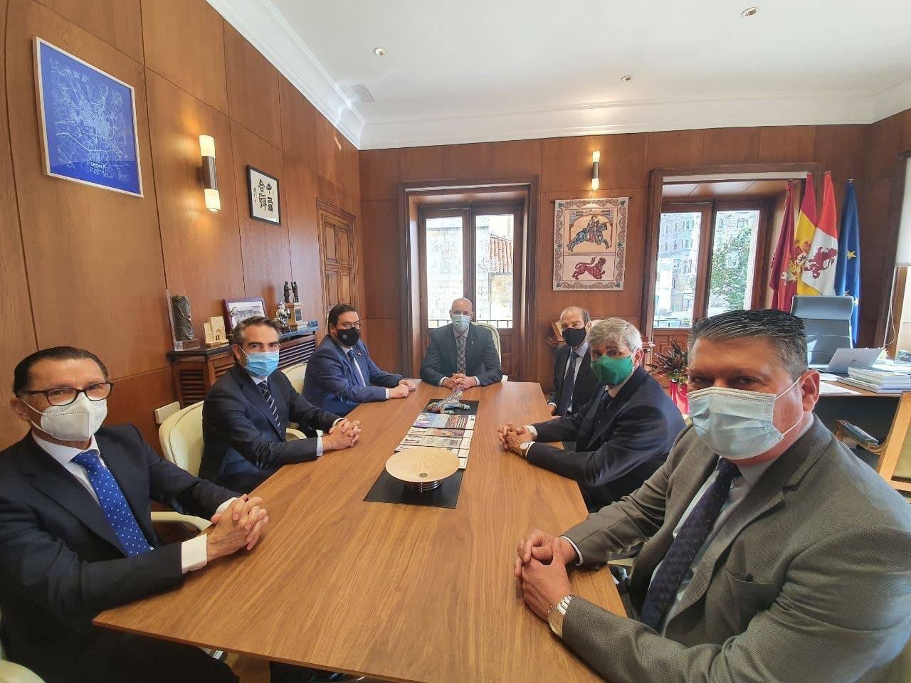 El alcalde José Antonio Diez, el Teniente General Salom Piqueres y el rector, Juan Francisco García Marín, han mantenido este miércoles un encuentro de trabajo