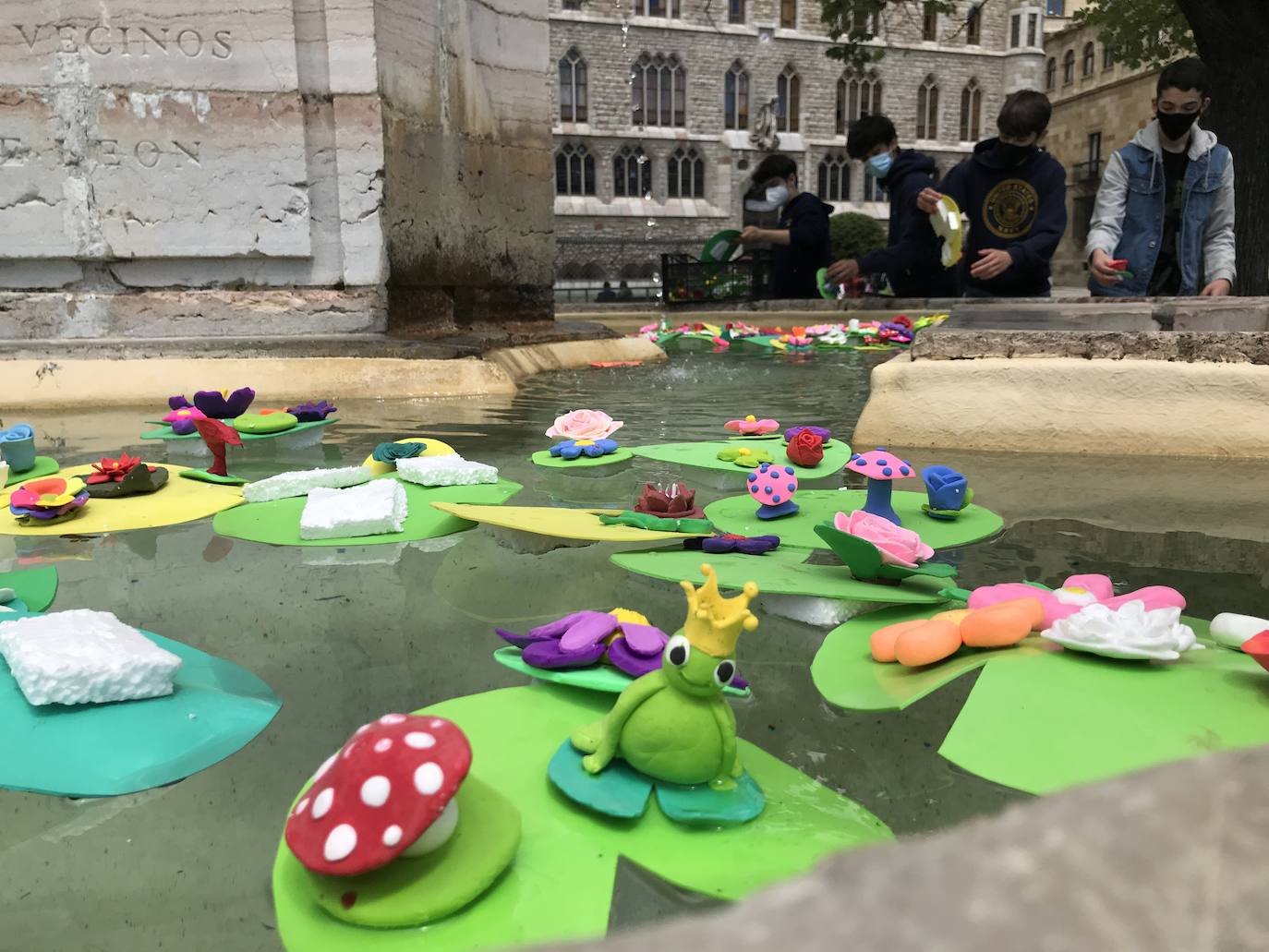 Alumnos de Maristas y La Anunciata despidieron el curso y dieron la bienvenida al verano con nenúfares en la fuente de San Isidoro y San Marcelo.