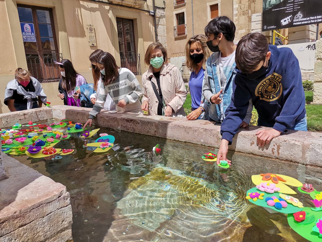 Alumnos de Maristas y La Anunciata despidieron el curso y dieron la bienvenida al verano con nenúfares en la fuente de San Isidoro y San Marcelo.