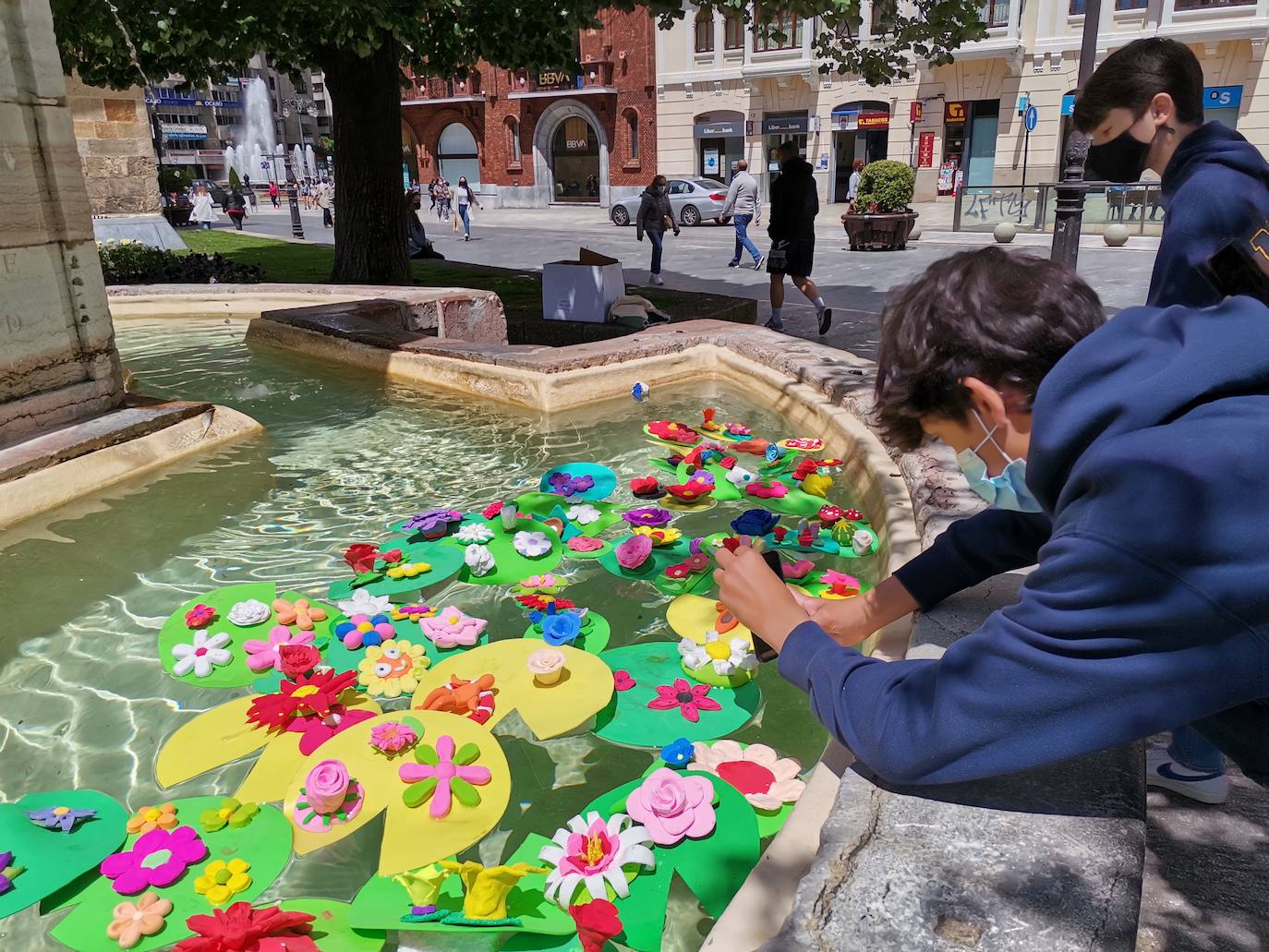 Alumnos de Maristas y La Anunciata despidieron el curso y dieron la bienvenida al verano con nenúfares en la fuente de San Isidoro y San Marcelo.