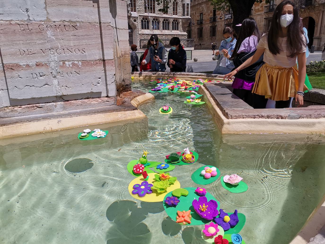 Alumnos de Maristas y La Anunciata despidieron el curso y dieron la bienvenida al verano con nenúfares en la fuente de San Isidoro y San Marcelo.