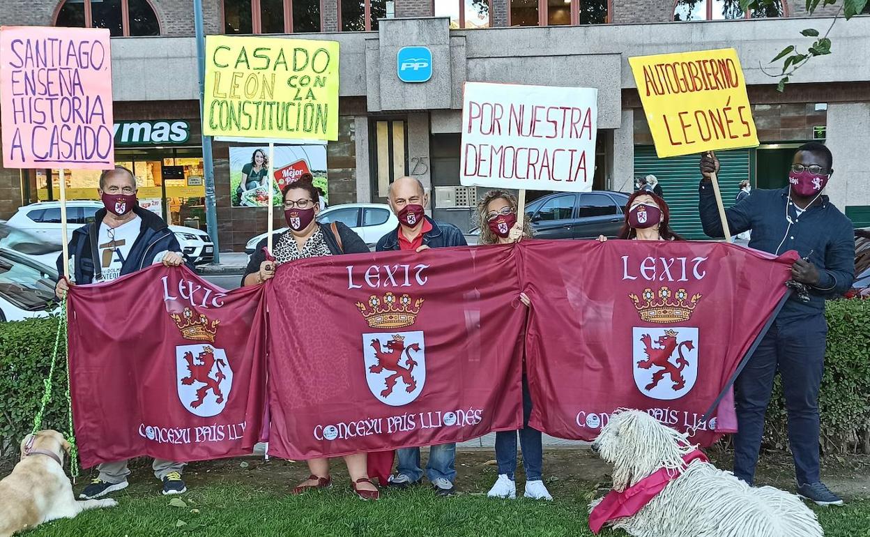 Protesta de Conceyu frente a la sede del PP en León.