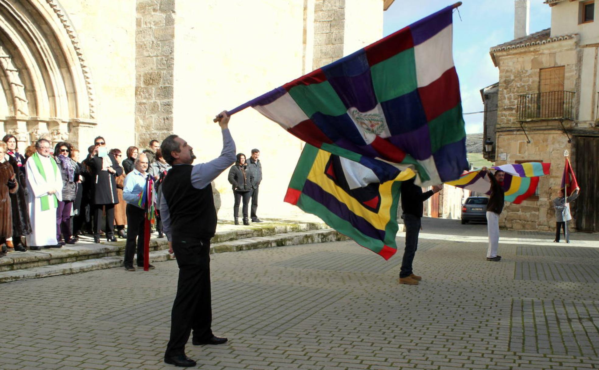 Revoleo de banderas en el carnaval de la cofradía de las Ánimas de Vertavillo.