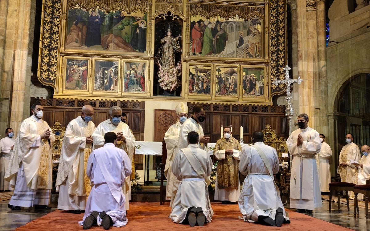 Fotos: Danielle, Adrián y Thierry Rabenkogo, ordenados nuevos sacerdotes