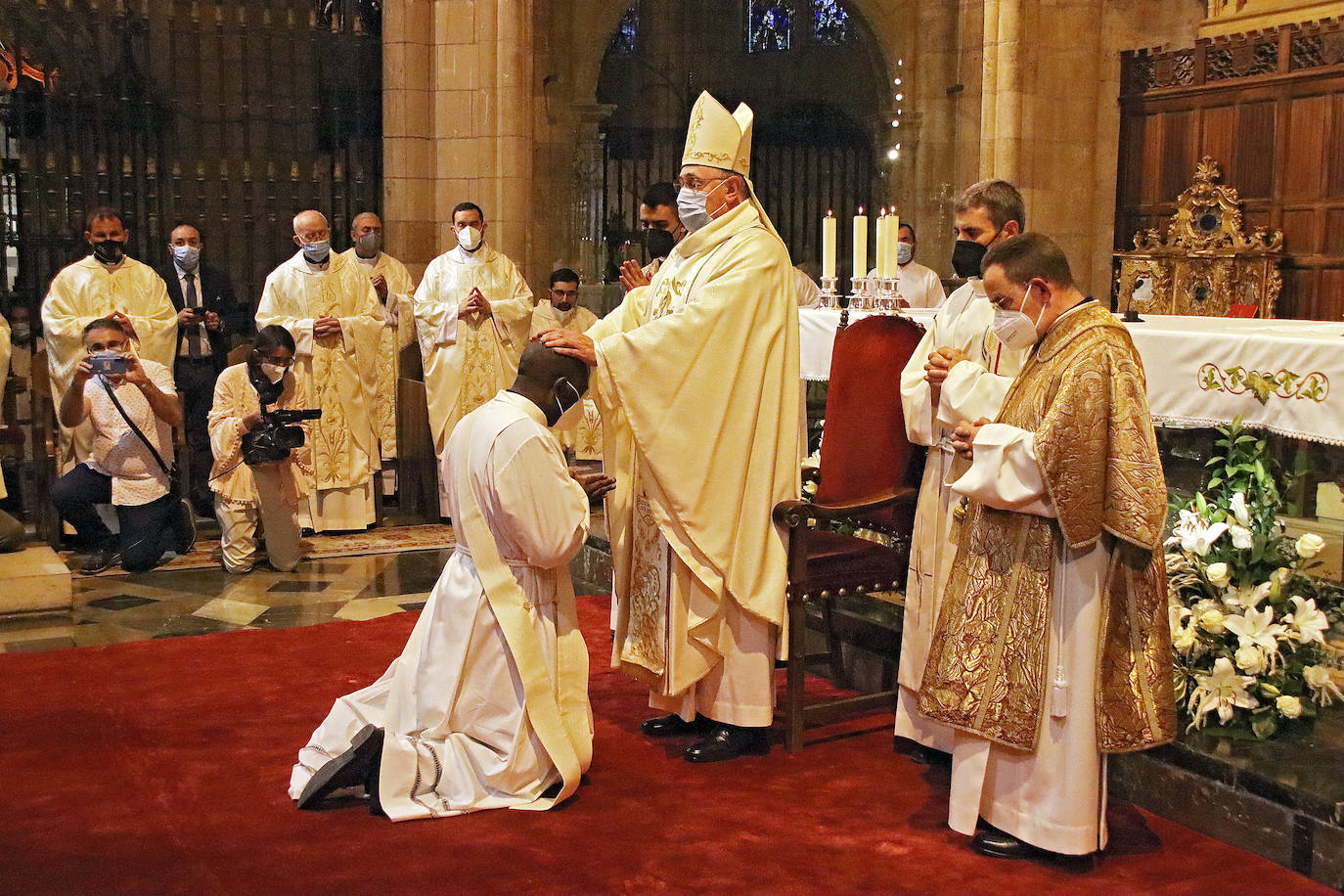 Fotos: Danielle, Adrián y Thierry Rabenkogo, ordenados nuevos sacerdotes