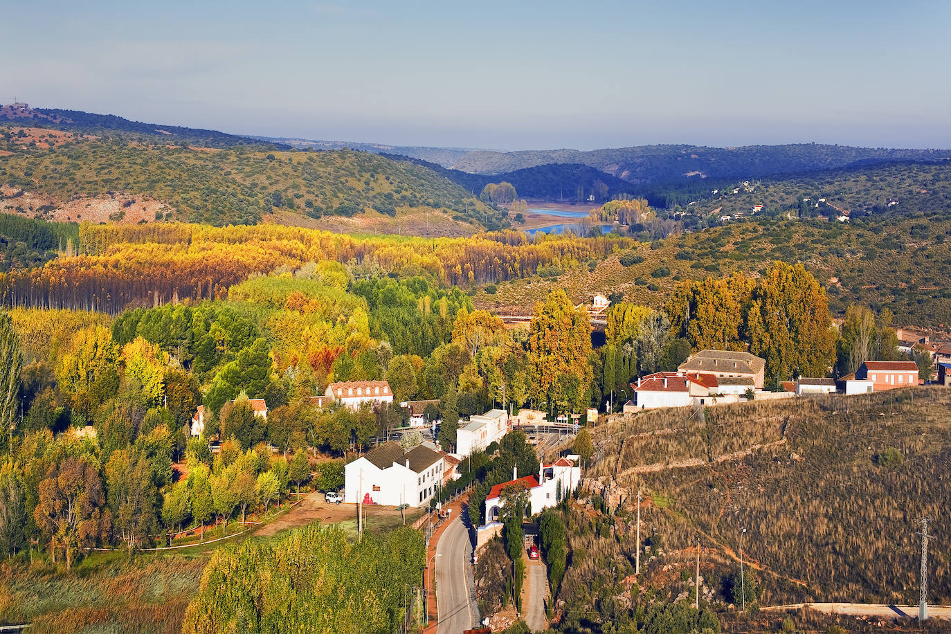 En la ruta de Don Quijote pasarás por el Parque Natural de las Lagunas de Ruidera, La Solana, Argamasilla del Alba -con su castillo-, y muy cerca de las Tablas de Daimiel. El trazado ha sido declarado itinerario cultural europeo y seguirlo permite conocer los lugares de mayor interés cercanos a los puntos mencionados en la novela de Cervantes.