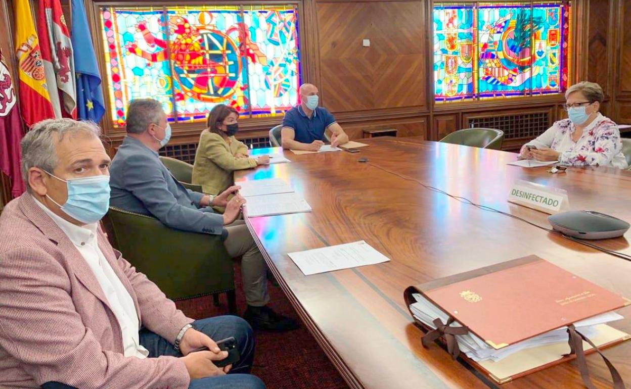 Un instante de la junta de gobierno celebrada este viernes en el Ayuntamiento de León. 