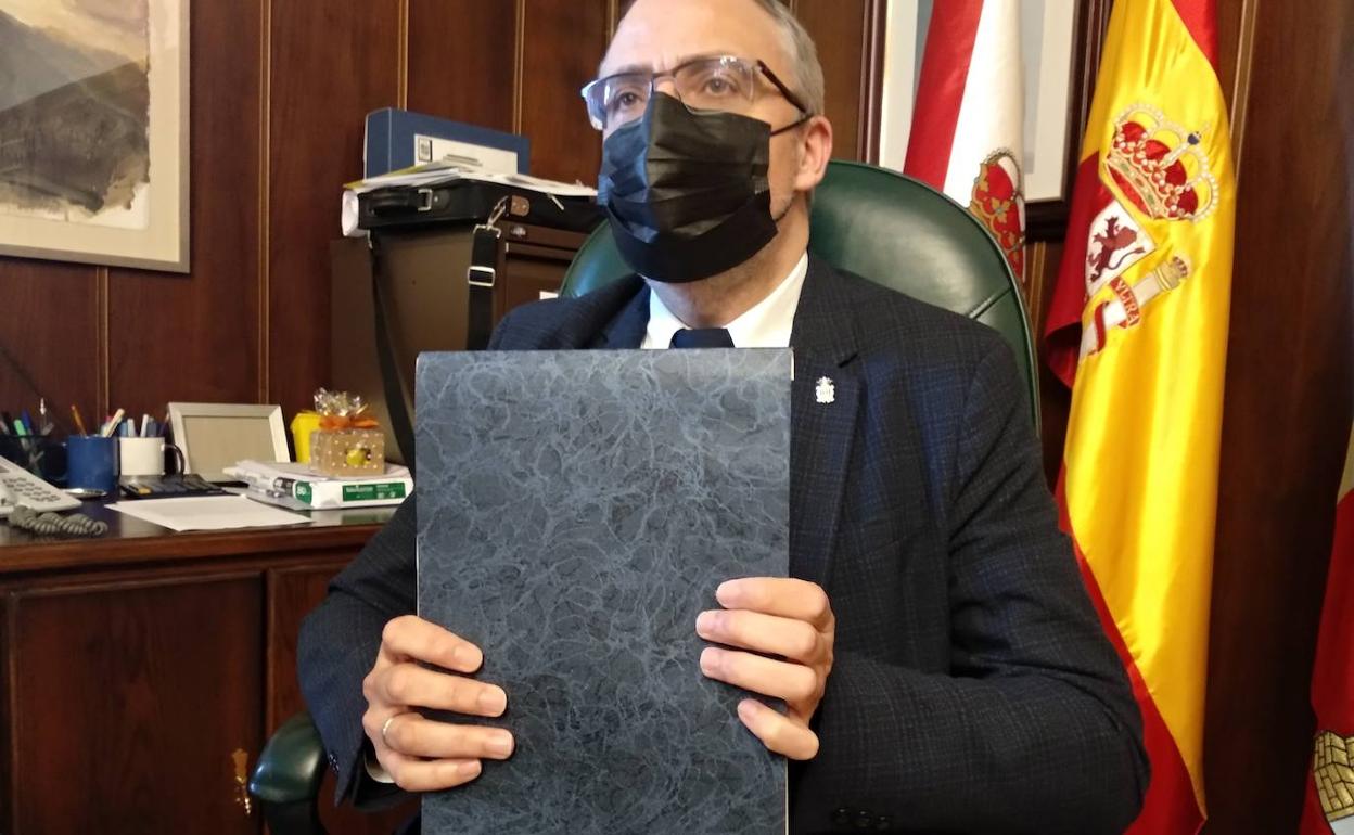 El alcalde de Ponferrada, Olegario Ramón, muestra el 'cuaderno azul'.