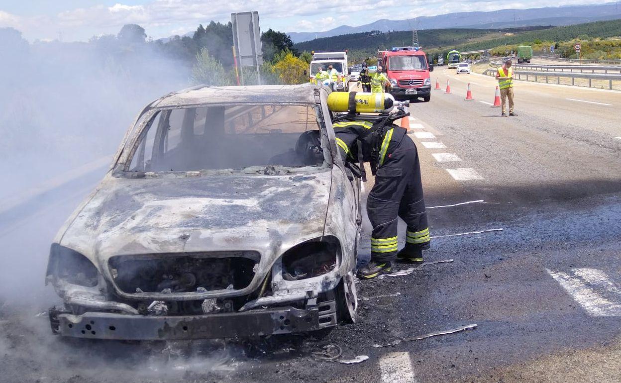 Bomberos de Ponferrada interviniendo en la zona del suceso. 