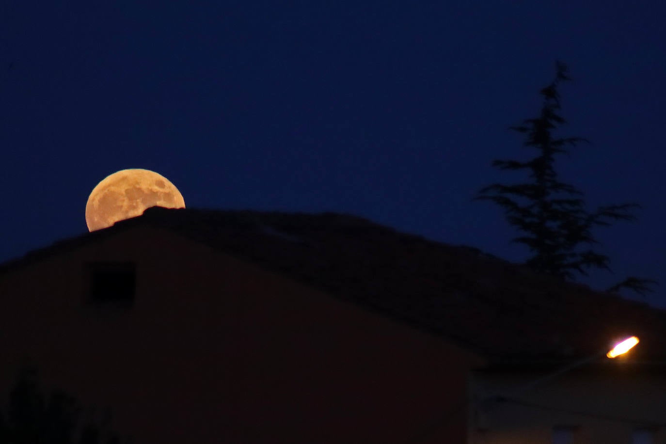 La Luna llena de fresa se alza sobre la capital leonesa