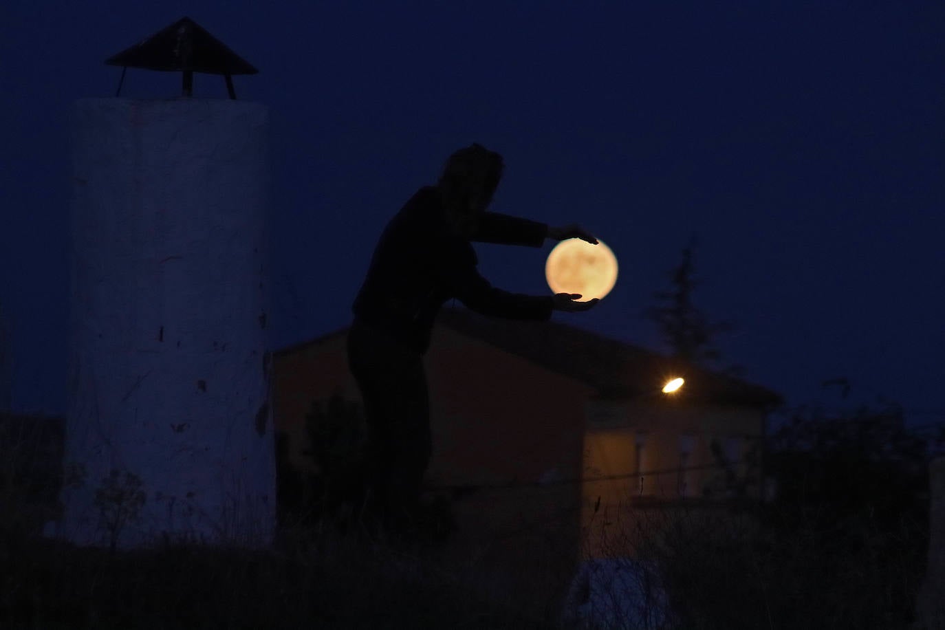 La Luna llena de fresa se alza sobre la capital leonesa