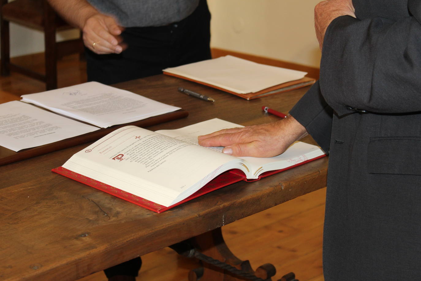 Cuatro delegados episcopales y un nuevo vicario general toman el relevo en el Consejo episcopal en un acto simbólico y cargado de recuerdo e ilusión en el Salón del Trono del Obispado de León