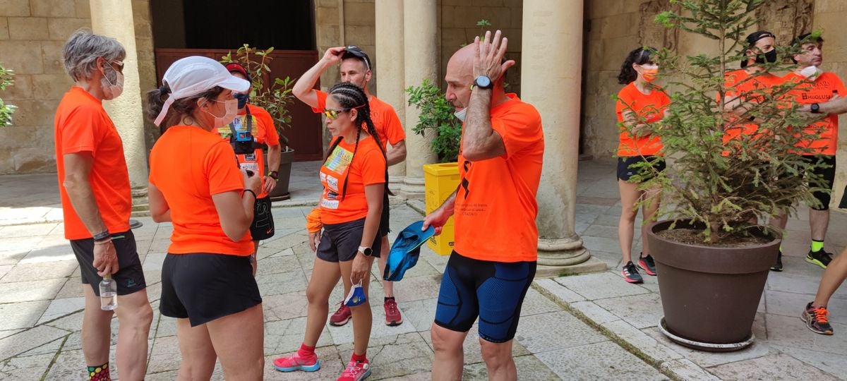 Dos corredores de posan junto a sus nietos a su llegada al Palacio de los Guzmanes.