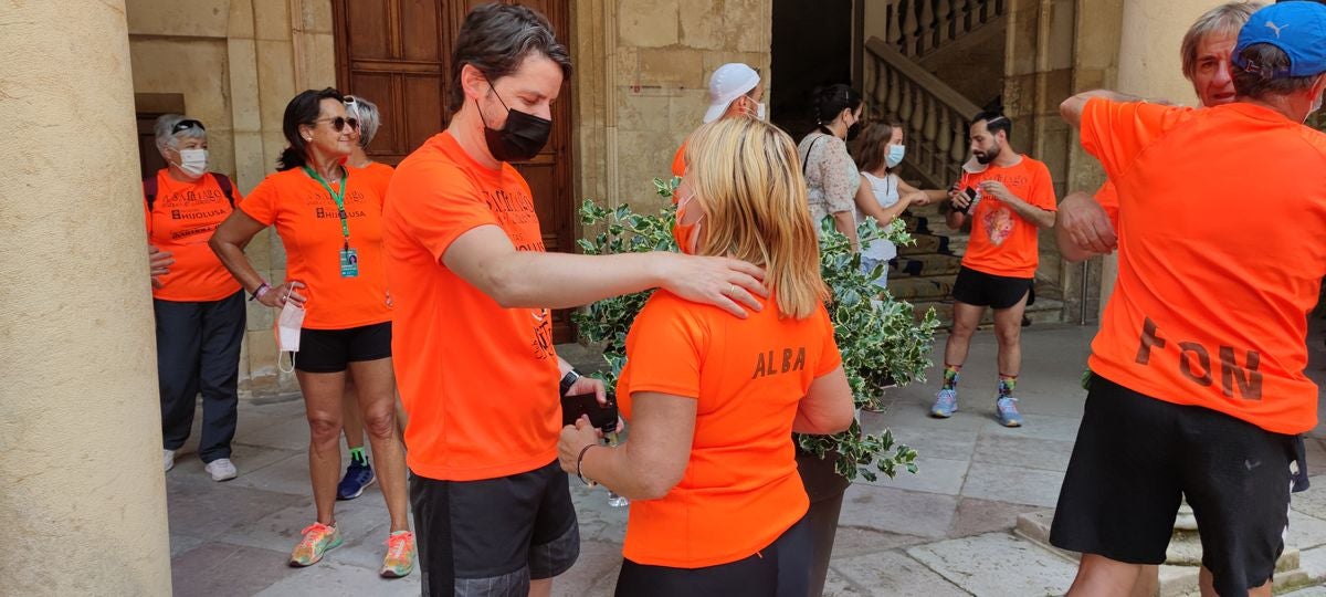 Dos corredores de posan junto a sus nietos a su llegada al Palacio de los Guzmanes.