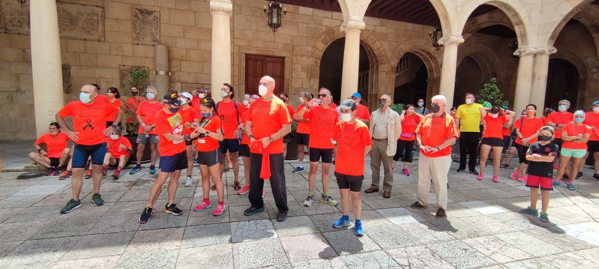 Dos corredores de posan junto a sus nietos a su llegada al Palacio de los Guzmanes.